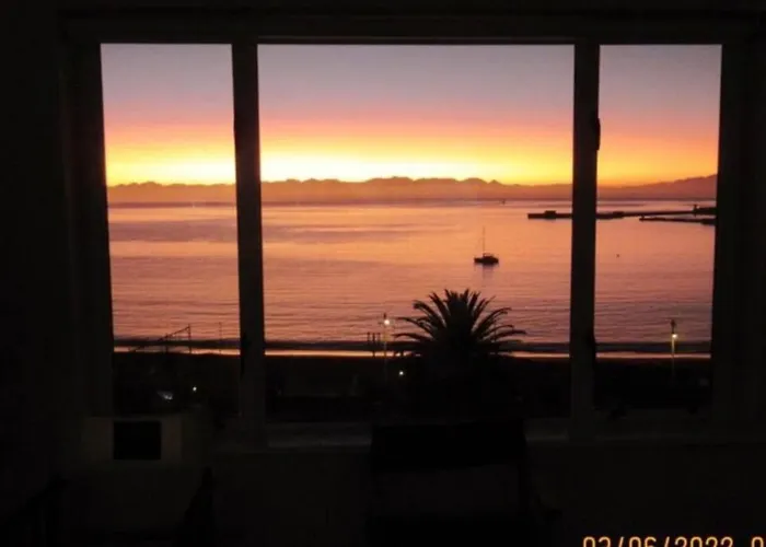 Lock Up & Go Apt W/ Great Views In Simons Town
