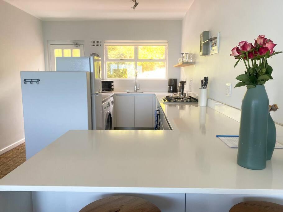 Apartment Lock Up & Go W/ Great Views In Simons Town *