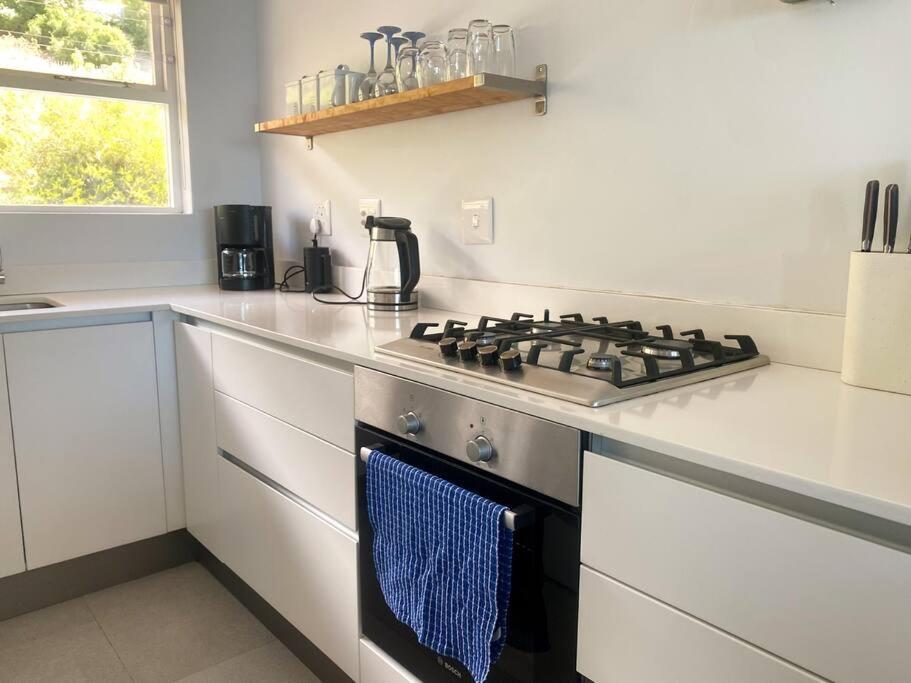 Lock Up & Go W/ Great Views In Simons Town Apartment
