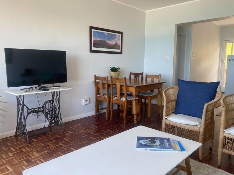 Lock Up & Go W/ Great Views In Simons Town *