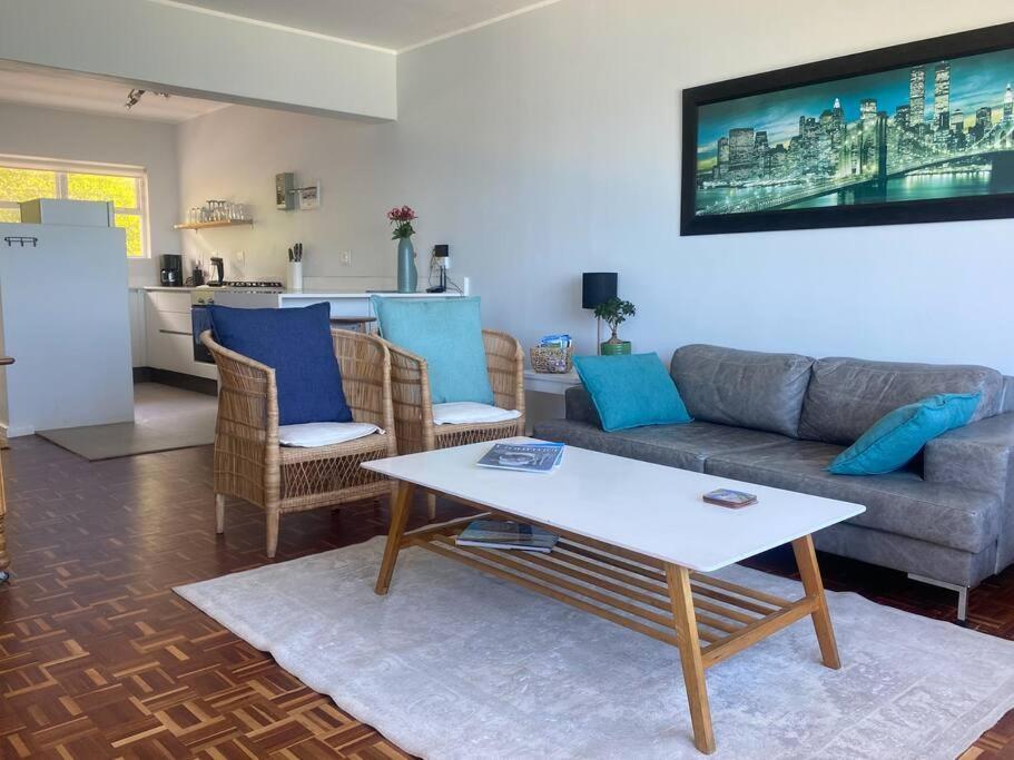 Apartment Lock Up & Go W/ Great Views In Simons Town