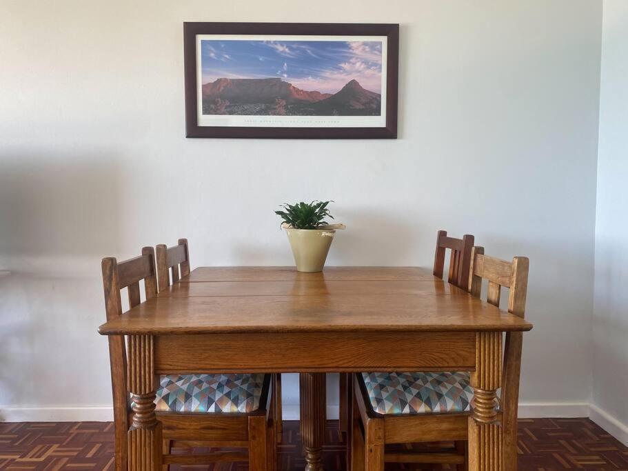 Lock Up & Go W/ Great Views In Simons Town Apartment Cape Town