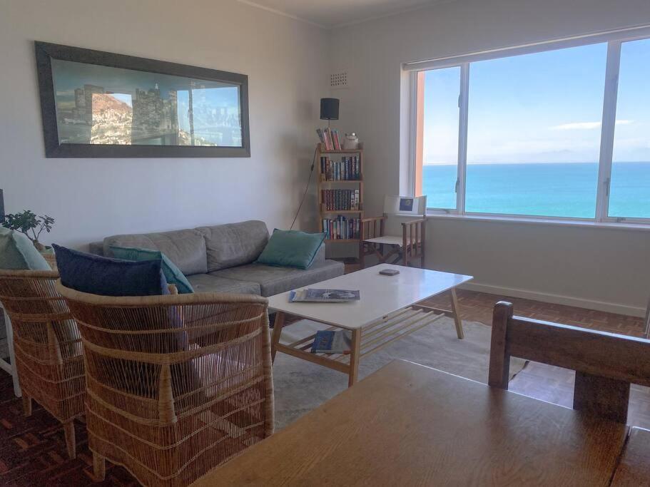 Lock Up & Go W/ Great Views In Simons Town Apartment