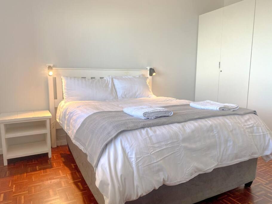 Lock Up & Go W/ Great Views In Simons Town *