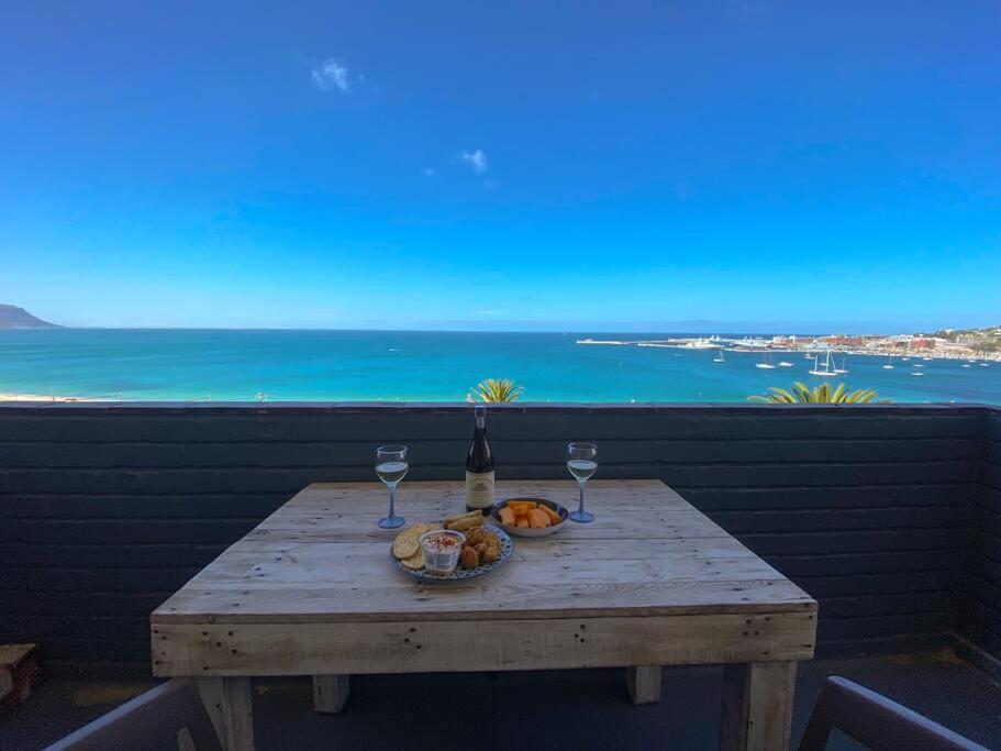 Lock Up & Go W/ Great Views In Simons Town Apartment *